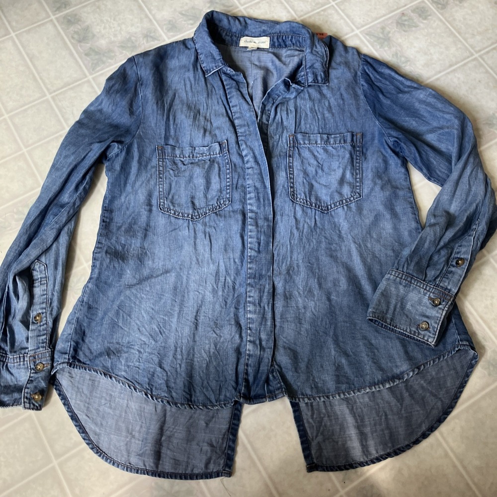 Cloth and stone Medium Broken In Chambray Shirt Long Slv Button Back Slit Preppy